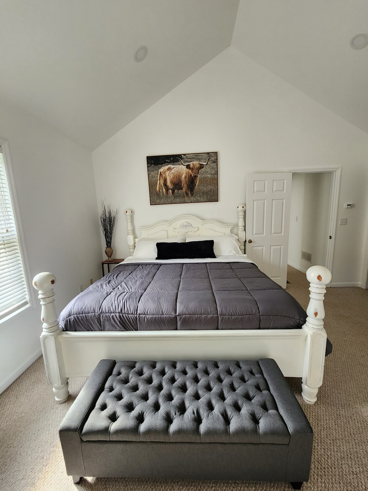 Apartmán s manželskou posteľou King, plne vybavenou kúpeľňou a šatníkom. 