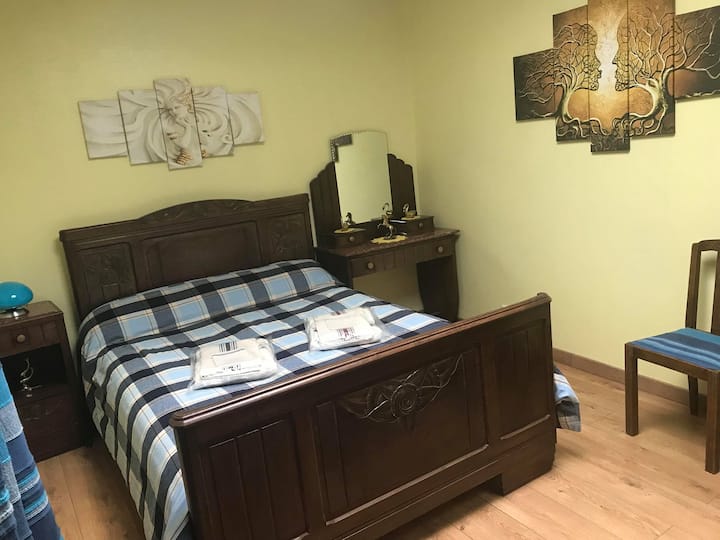 Спалня №2 с чаршафи, олекотени завивки и кърпи