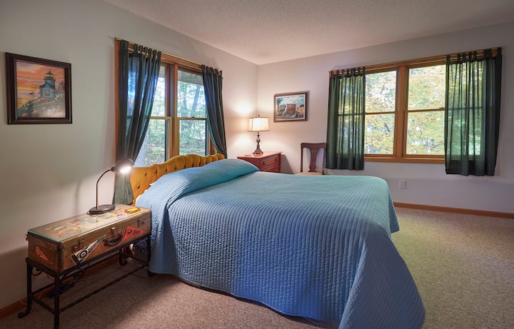 卧室配有标准双人床和套内卫生间