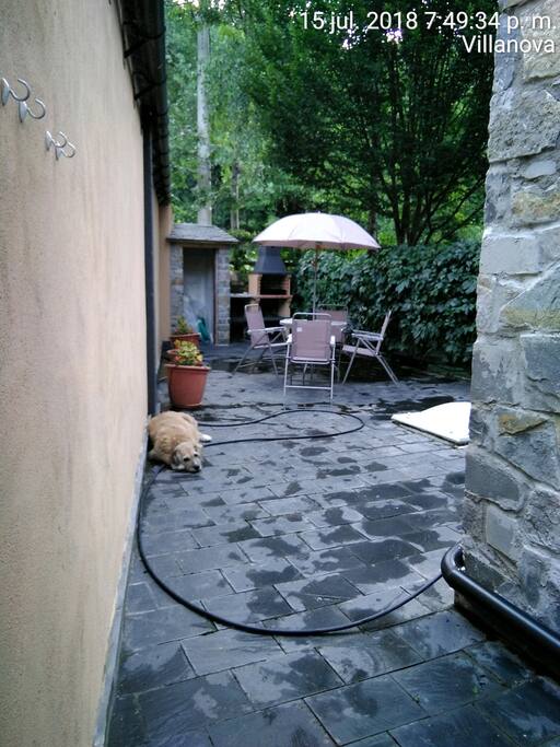 Gran terraza con barbacoa de carbón