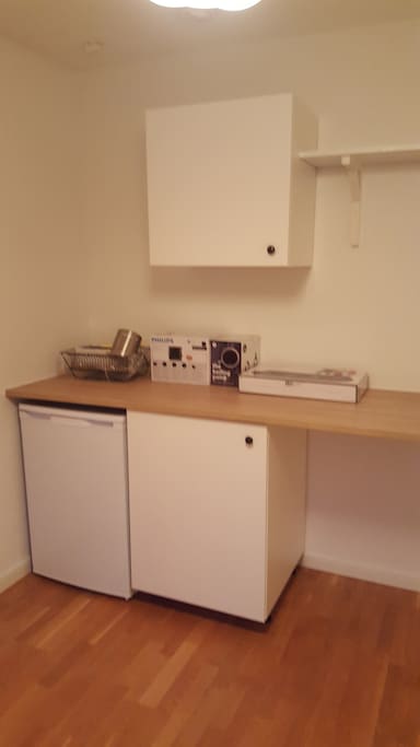 Det finns ett minikök som erbjuder kyl och frys, två kokplattor, brödrost, vattenkokare, de mest nödvändiga köksredskapen samt vardagsporslin.