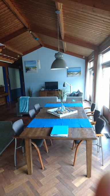 Ruime woonkamer met eettafel voor 8
