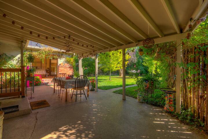 5 BIG bdrms/huge yard, quiet, central Denver oasis gallery image 2