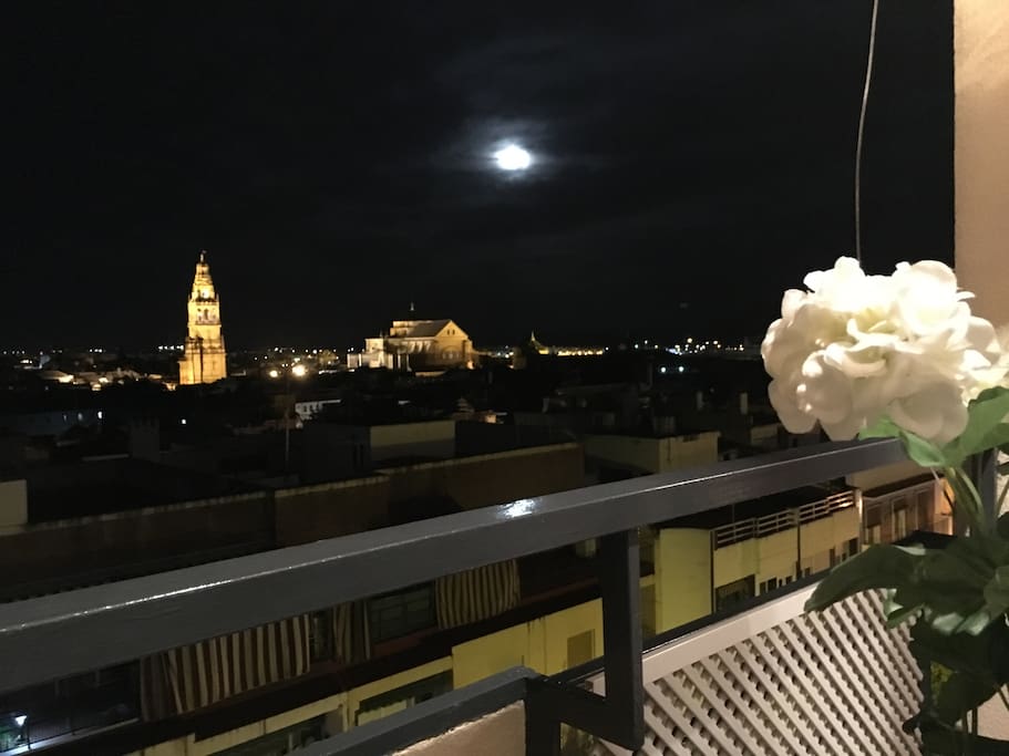 Vista nocturna de la Mezquita desde la terraza