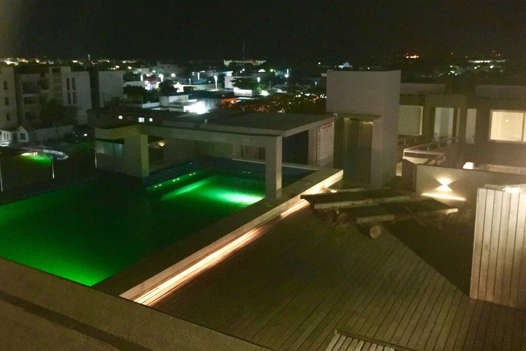La alberca de noche con luces
La piscine de nuit avec ses lumières