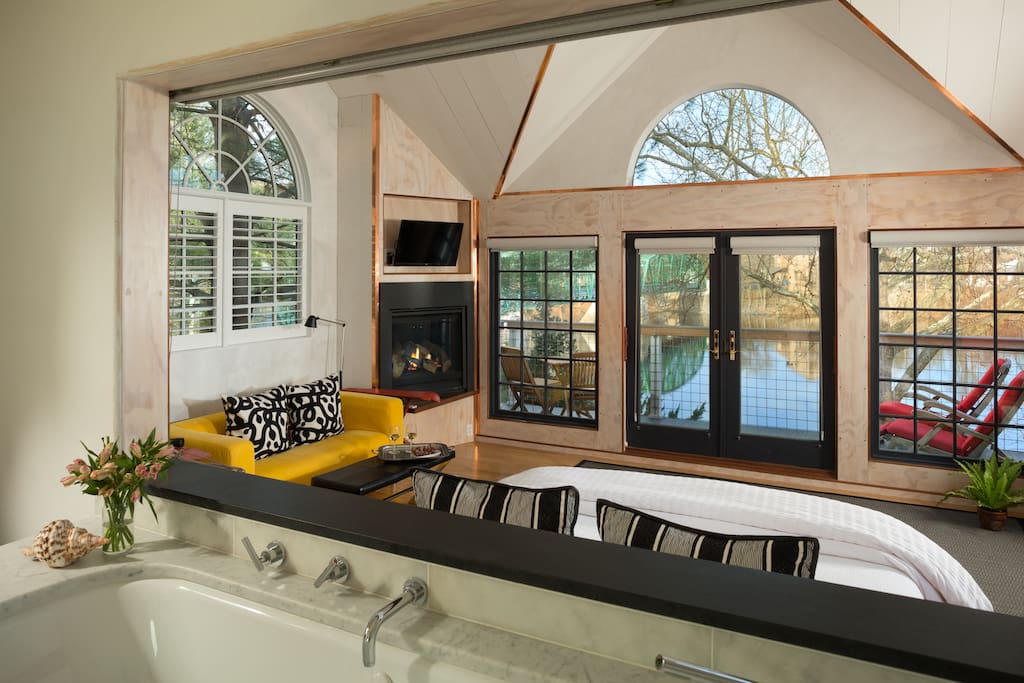 King bed, Gas Fireplace and amazing river views. Tree House at Bridgeton House.