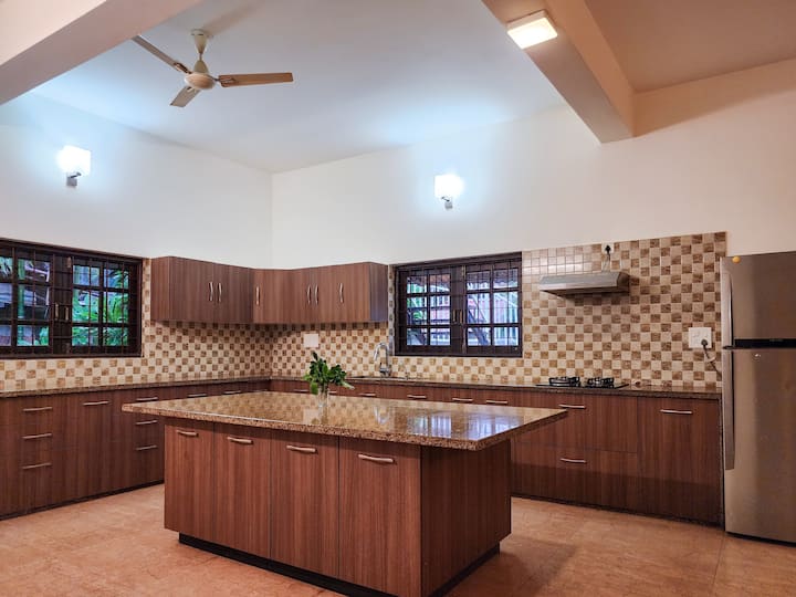 Full kitchen image 1
