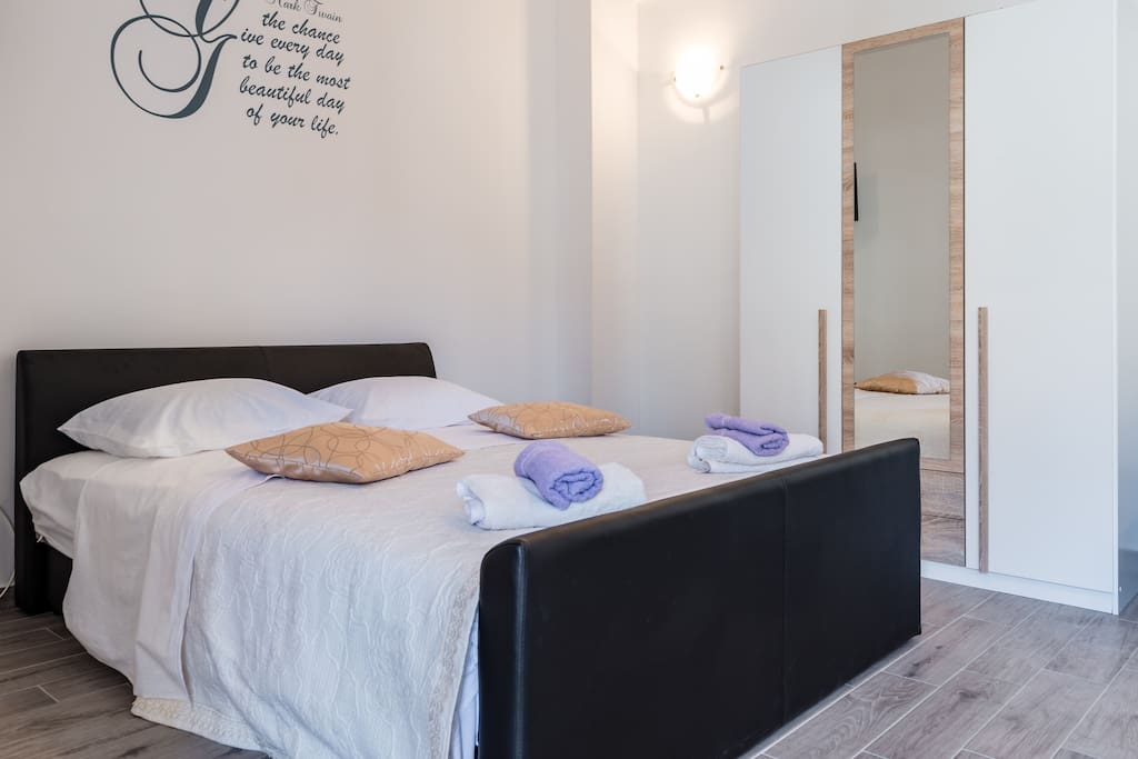 Vre modern XL and strong Bed for two