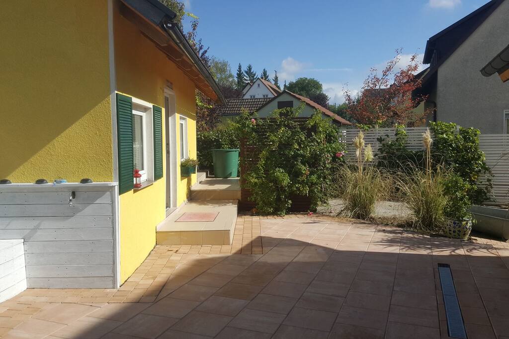 Separates Gästehaus hinter dem Hauptwohnhaus