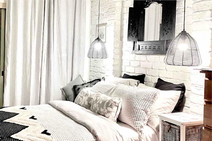 غرفة النوم الثالثة - سرير مزدوج. غرفة كبيرة تطل على فناء مركزي مع إمكانية الوصول إلى حمام السباحة.