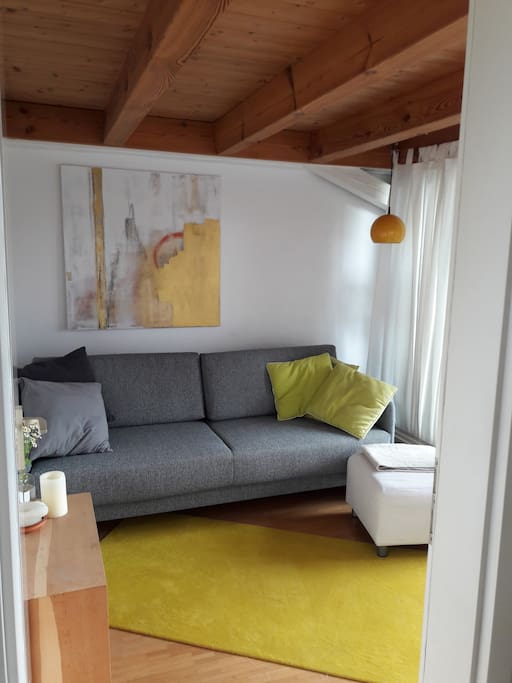 Kleines Wohnzimmer mit Zugang zum Balkon