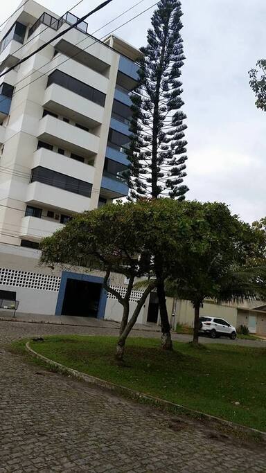 Fachada do prédio com deliciosa praça arborizada em frente . Rua tranquila ( deixo meu carro estacionado ali sem problemas ) . Garagem com vaga coberta para 1 carro
