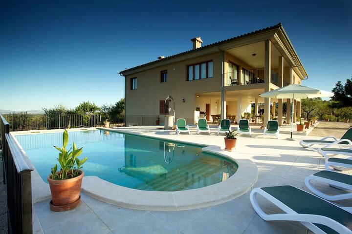 Spectacular villa with private pool