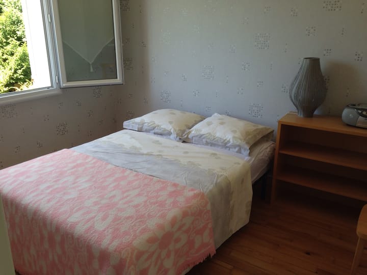 Chambre 2 : lit 140, affiches, penderie, commode