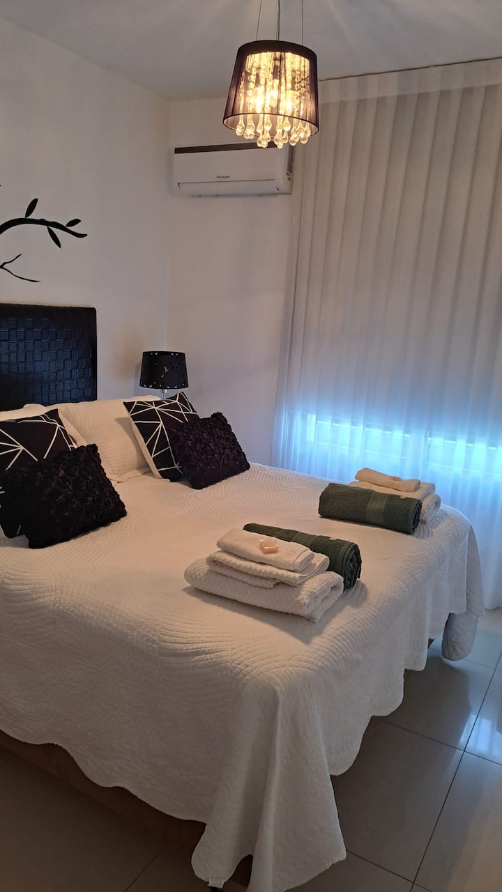 Dormitorio, ventanal al jardin, רולר שחור