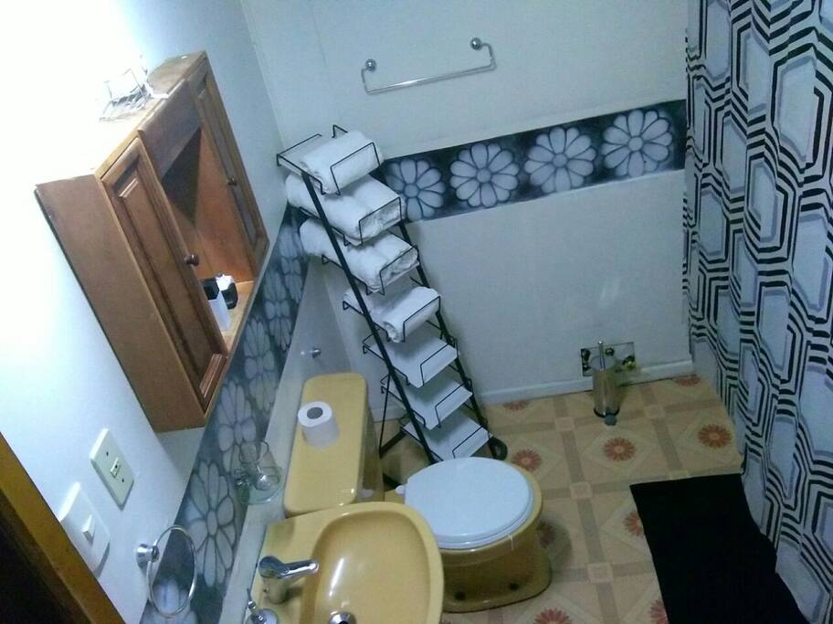 Baño completo con servicio de toallas