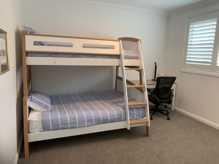 Dvojité/jednolôžkové poschodové postele Boori na liečenie mladých.