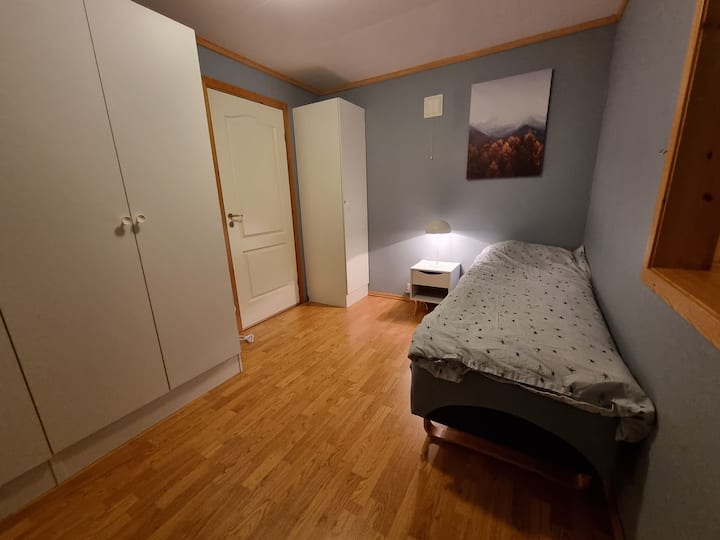 Dhomë gjumi në katin e parë me krevat tek