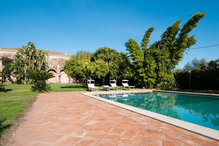 Villa dei Limoni, between the sea and the mountains