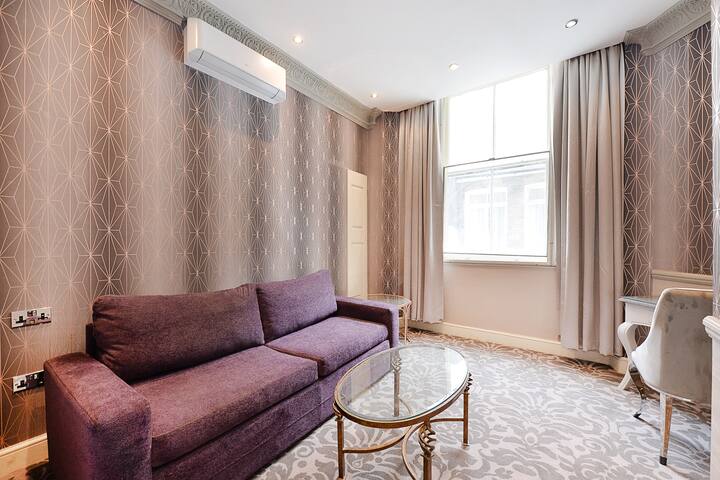 3 Bed/3 Bath Flat, Patio, AC, FibreOptic Wifi gallery image 4