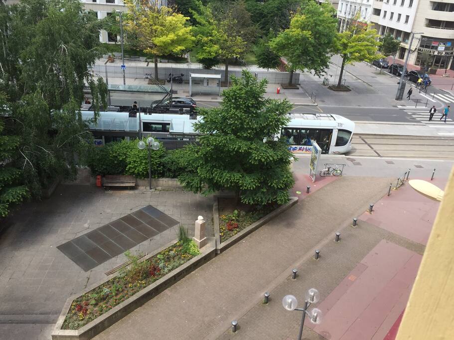 Vue de chez moi. Tramway en bas.