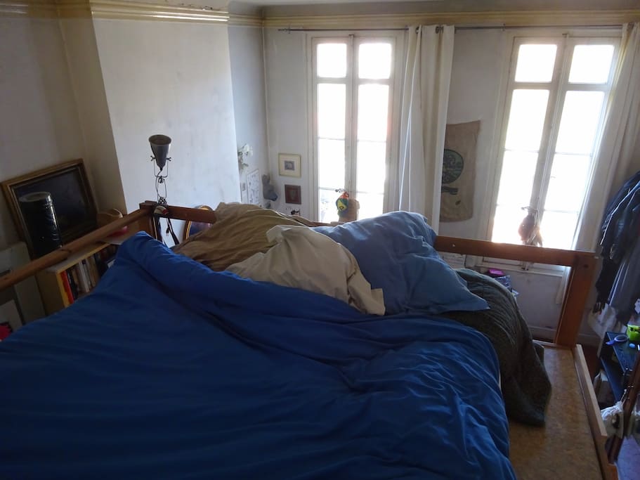 Lit en mezzanine avec bonne hauteur sous plafond.