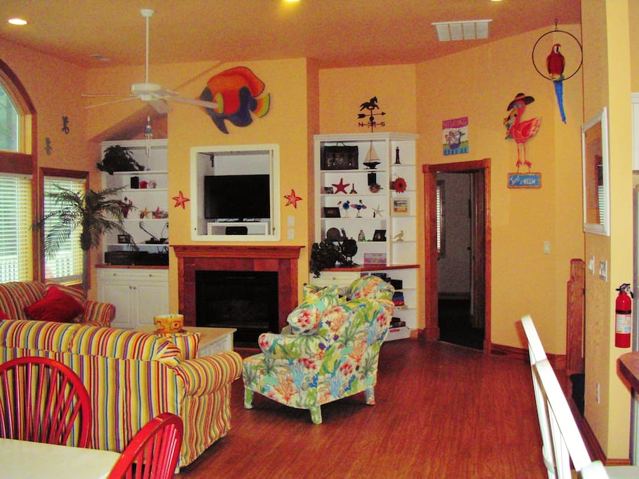 Decorated in Fun Caribbean Style. Family rm plus Rec rm plus Loft with card table.