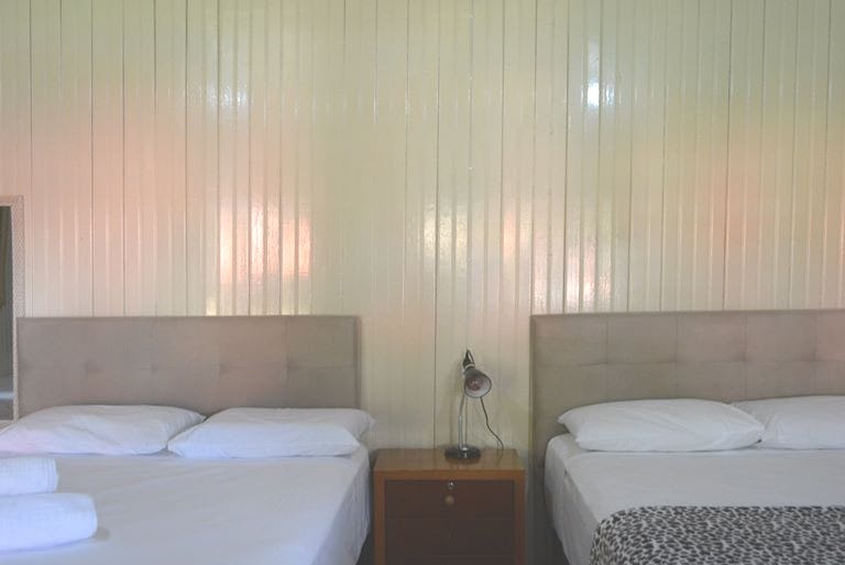 ห้องพักขนาดใหญ่พร้อมเตียงคู่ 2 หลังและเตียงเดี่ยว 1 หลังพร้อมเครื่องปรับอากาศ 