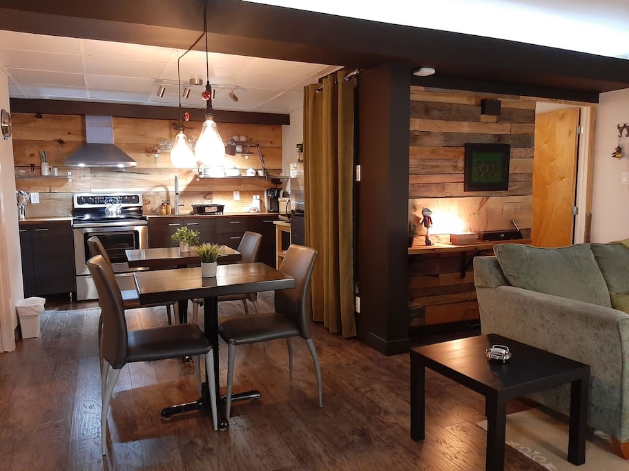 STYLE CHALET URBAIN! DIRECTEMENT EN VILLE!!!!! Apartments for Rent in