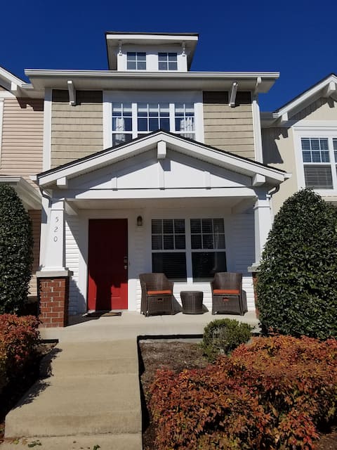 Top performing Airbnb: Quiet/Luxury Townhouse on Golf Course! in Antioch Priest Lake