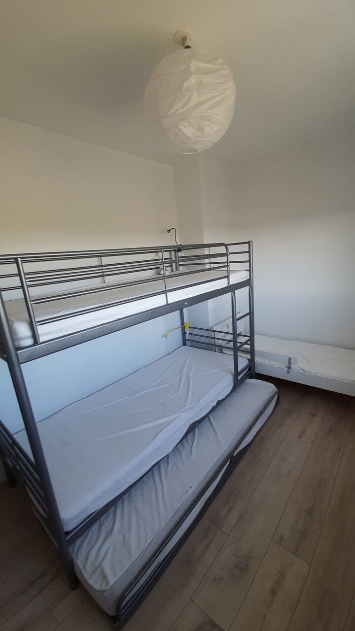 Во детската соба 4 кревета