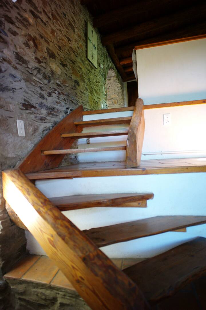 La Maziere村庄，塞文山脉度假，塞文山脉租赁，塞文山脉小屋，"sous les figues"小屋，从小客厅下降到下面夹层卧室的楼梯