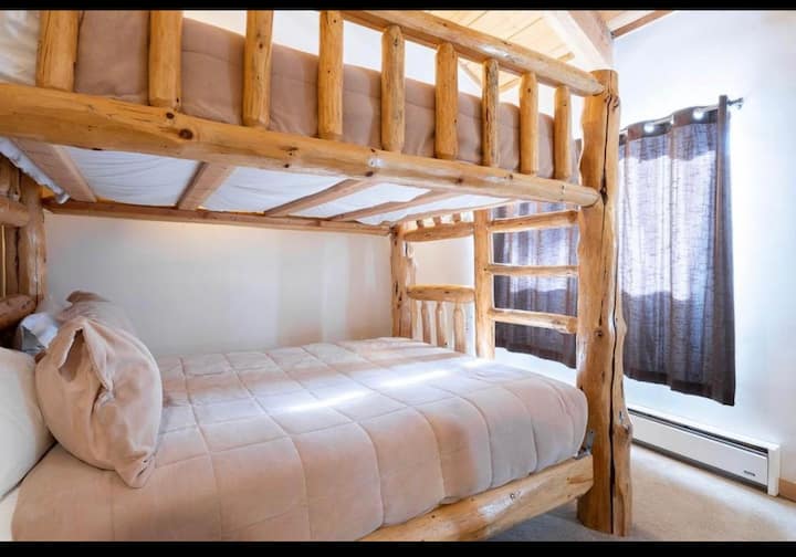 Guest room with Queen Bunk