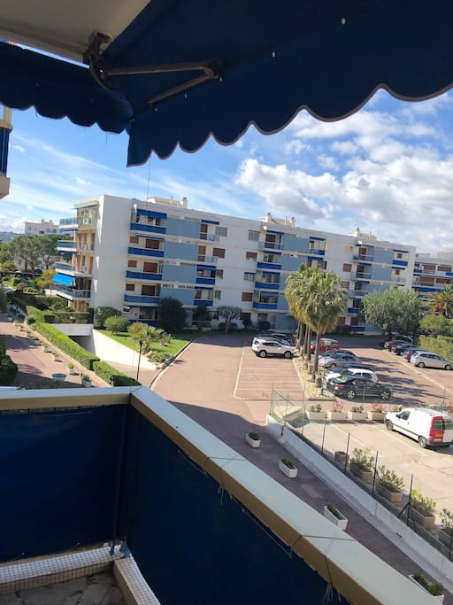 Balcon avec la vue sur la résidence