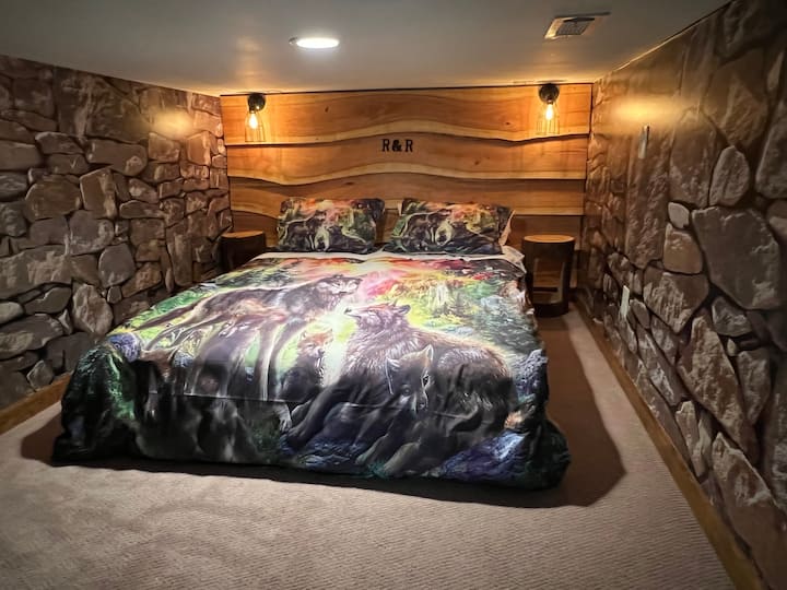 СПАЛНЯ  №4Това е с нисък таван , с двойно легло, е супер уютна стая с нисък таван с климатик, вентилатор и много електрически контакти. достъп чрез малки стълбиЛофт стая в стил с грандиозен нисък таван за млади хора или хора с младежки дух