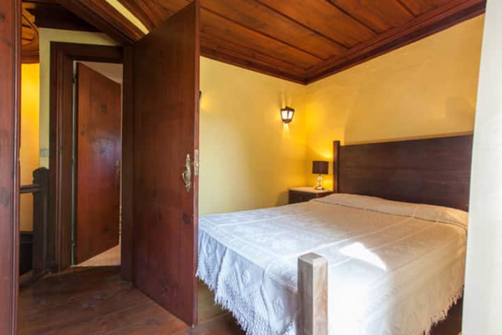 Sipër, dhoma e gjumit dopio.