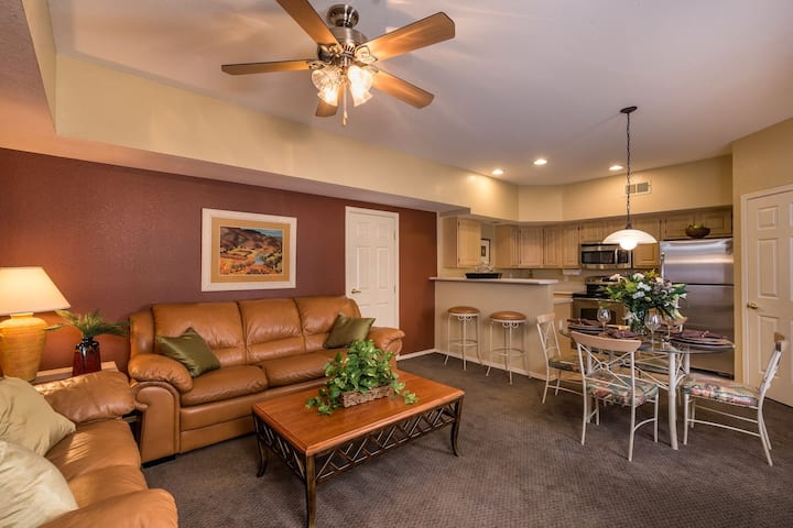 Във всекидневната има телевизор с плосък екран, вентилатор на тавана, масичка за кафе и 2 дивана, единият от които е спалня с двоен размер за вашия комфорт, и маса за хранене.