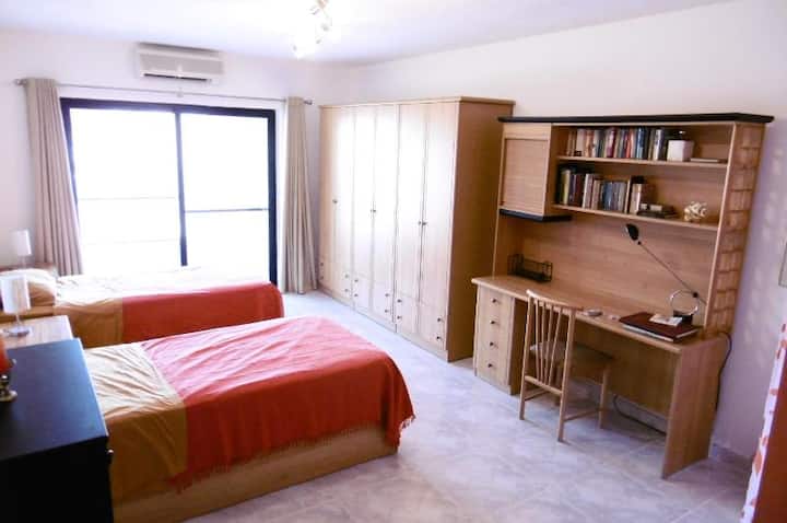 Спална соба со 2 единечни кревети