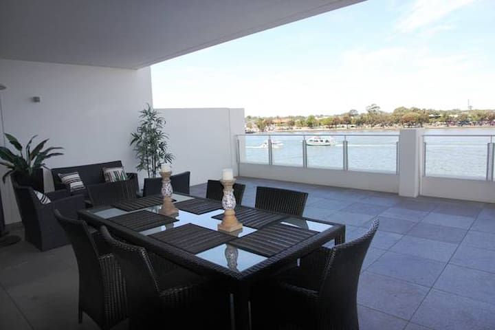 Waterfront Luxury, Mandurah