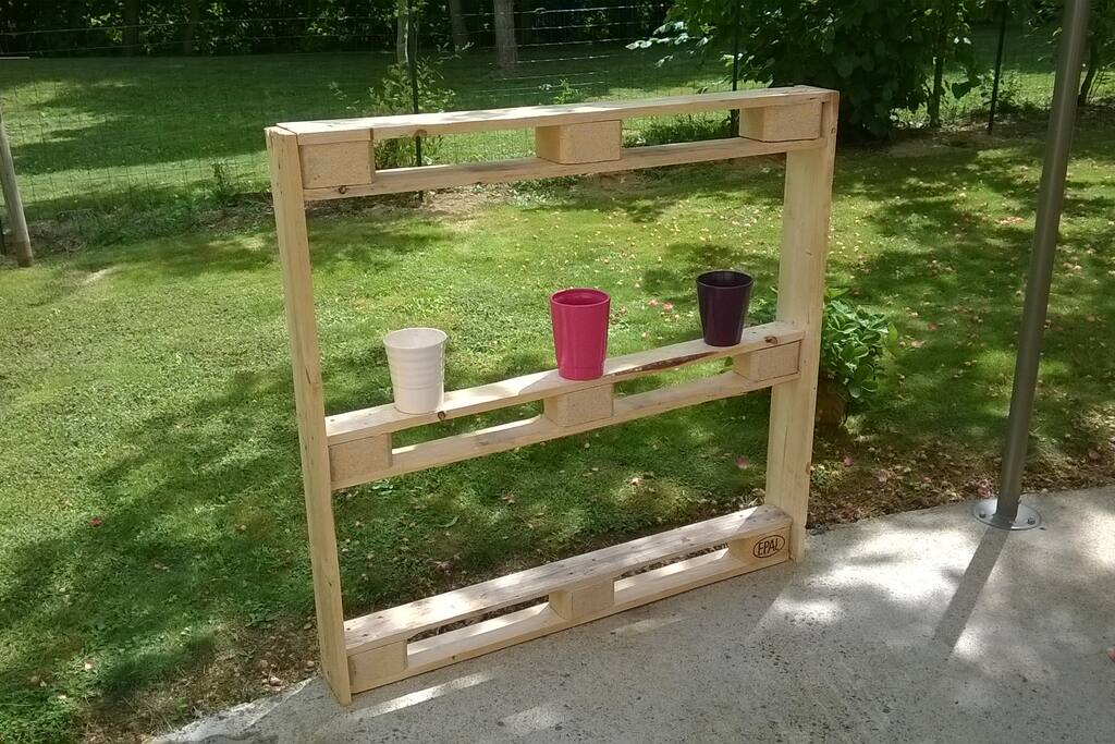 Décoration en bois de palette sur terrasse