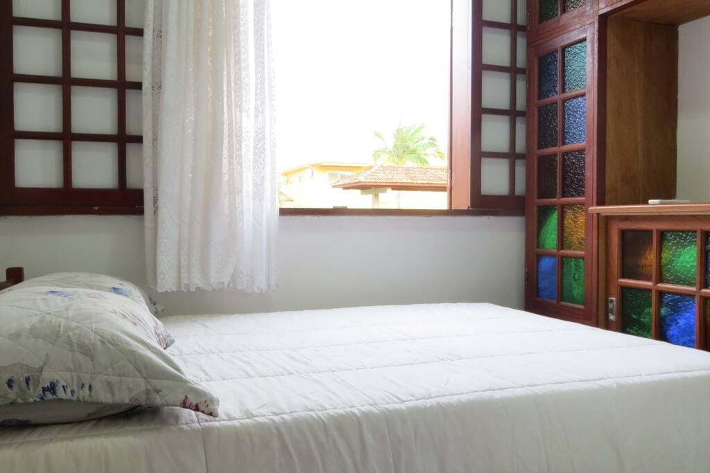Quarto casal com ar condicionado split