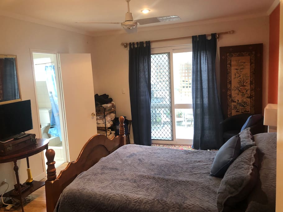 Bedroom Queensize bed
