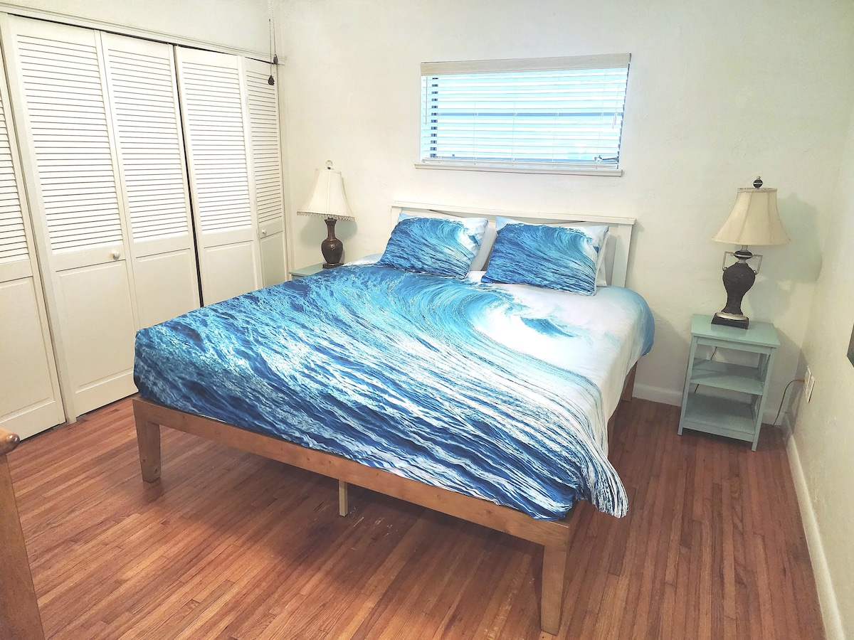 Chumba cha kulala cha pili chenye nafasi kubwa na kitanda cha ukubwa wa king. Nafasi nyingi za kabati, kabati la nguo, pakiti na ucheze na mashuka ya ziada ikiwa yanahitajika.