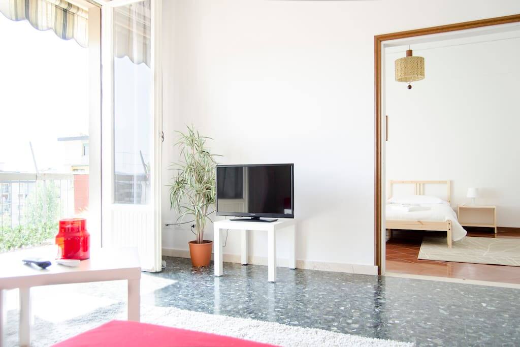 Sala lato sinistro,luninoso e spazioso.