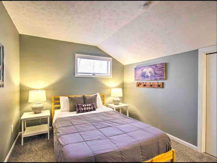 Спална соба на горниот кат со душек од двојна мемориска пена. 