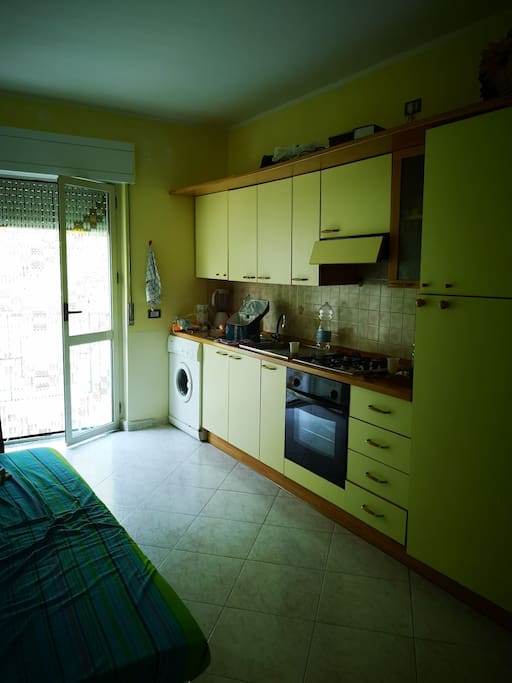 Ingresso cucina con lavatrice e balcone