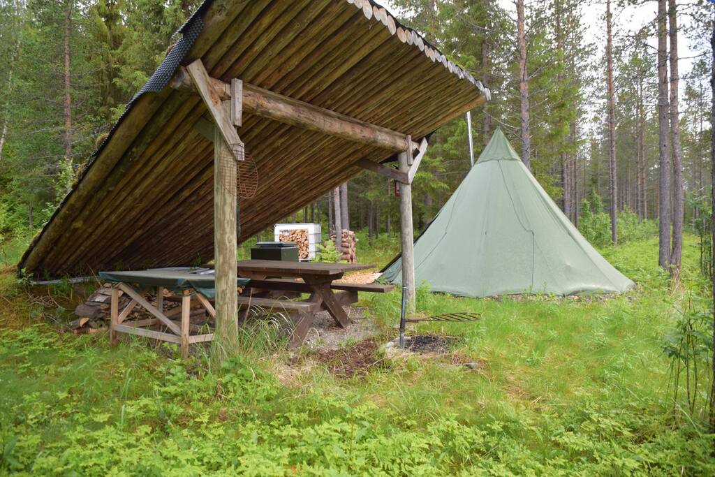 Gapahuk med bålplass
