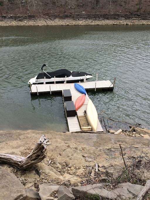 Dock with kayaks and canoe. Chairs and fishing available. You can sit and do nothing or hike the mountain and explore the rocks and nature. The motor boat is not for guest use.