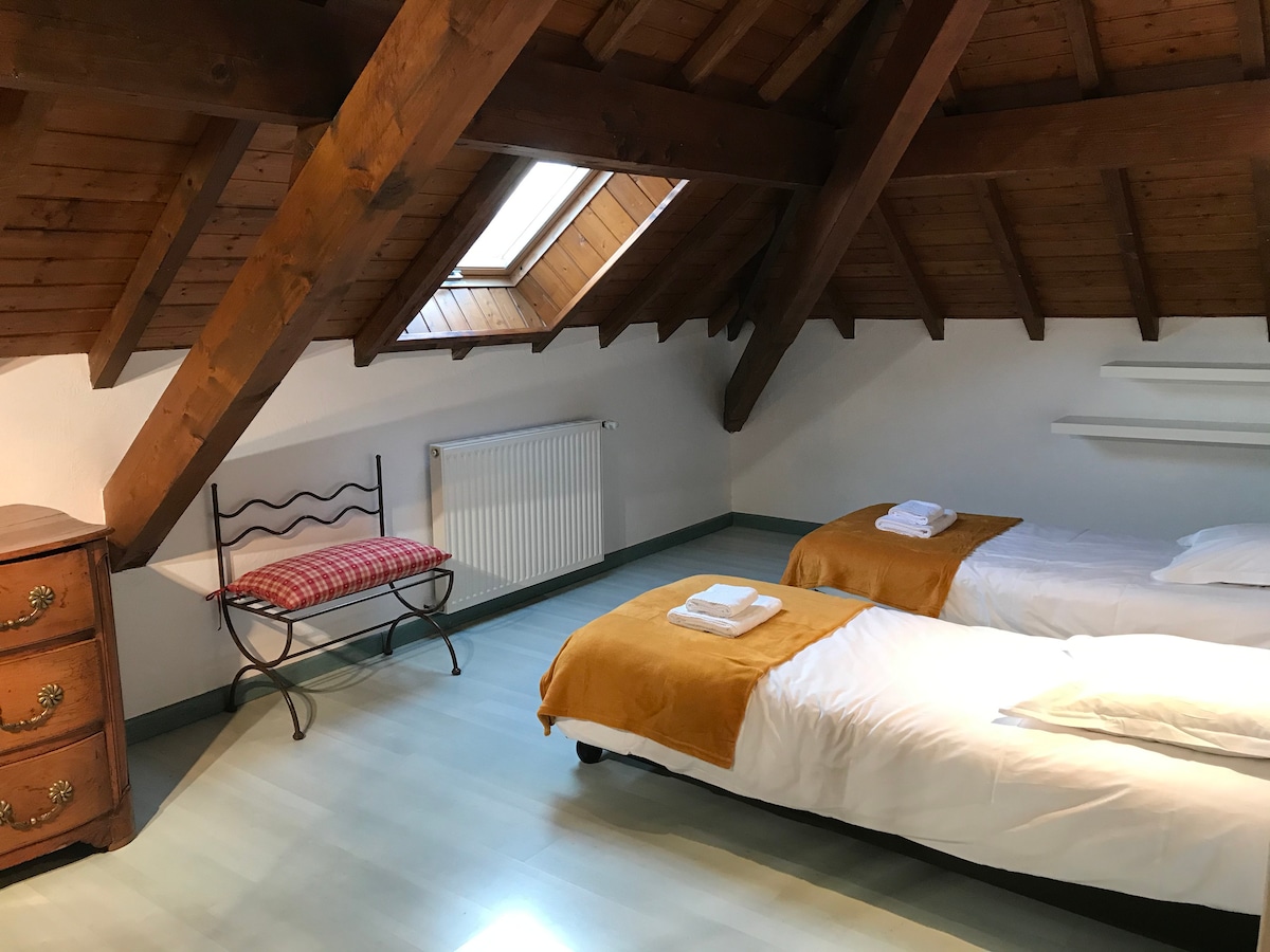 Spavaća soba br. 4 s 2 kreveta za jednu osobu  na 1. katu s posteljinom i ručnicima