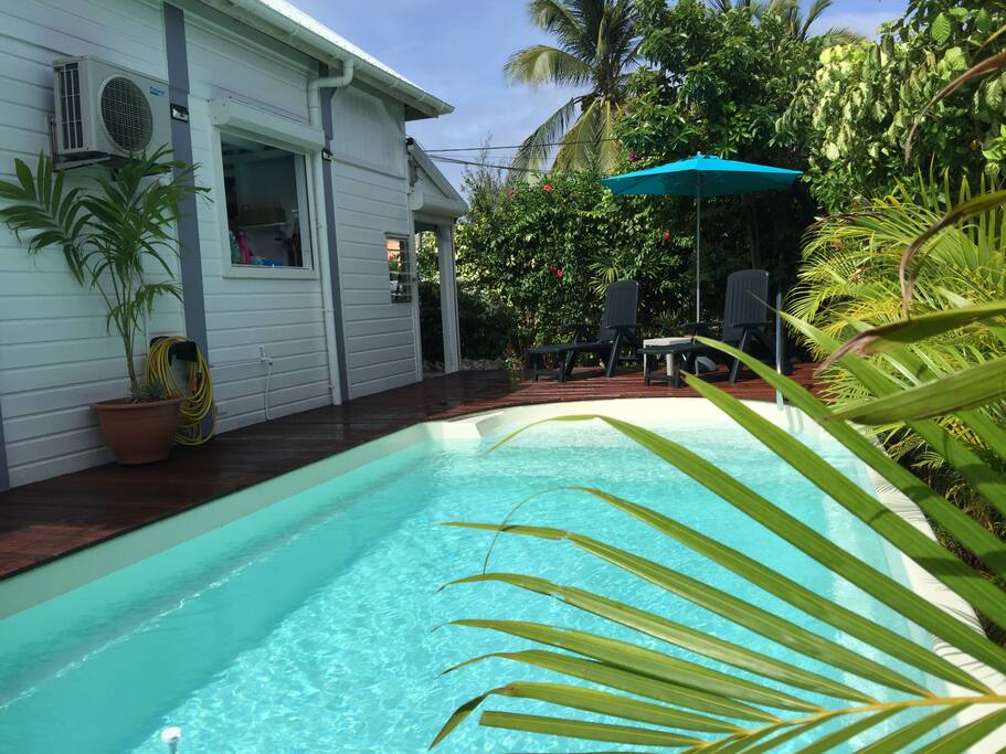 Piscine 3x7m au sel ,4 transats et parasols